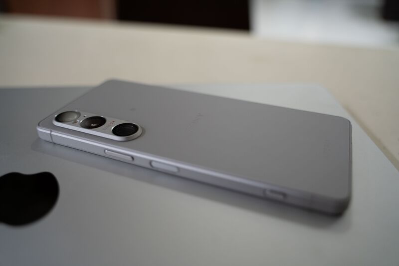File:Xperia 1 VI reverse unsheathed.jpg