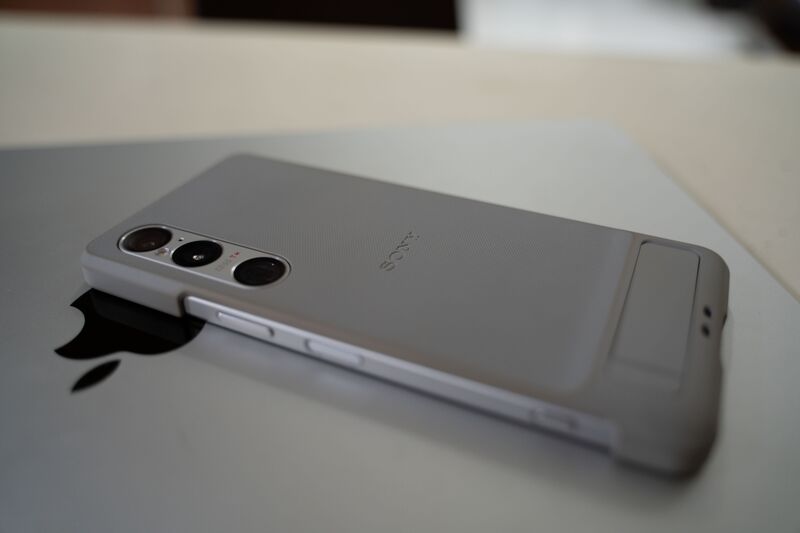 File:Xperia 1 VI reverse sheathed.jpg